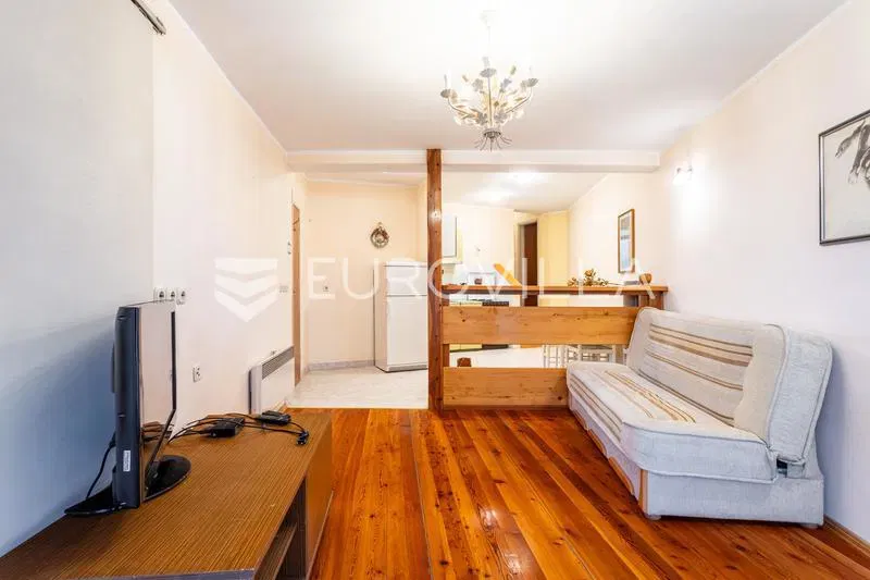 Vodice, two-bedroom apartment on the 1st floor and commercial space on the ground floor, 165.52 m² – 3