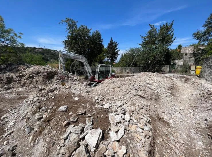 GRAĐEVINSKI TEREN NA MURTERU – MIRNA LOKACIJA, BLIZU PLAŽE