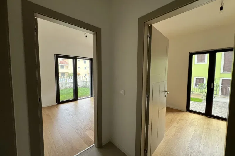 Ground-floor apartment with private pool, garden and functional layout – 3