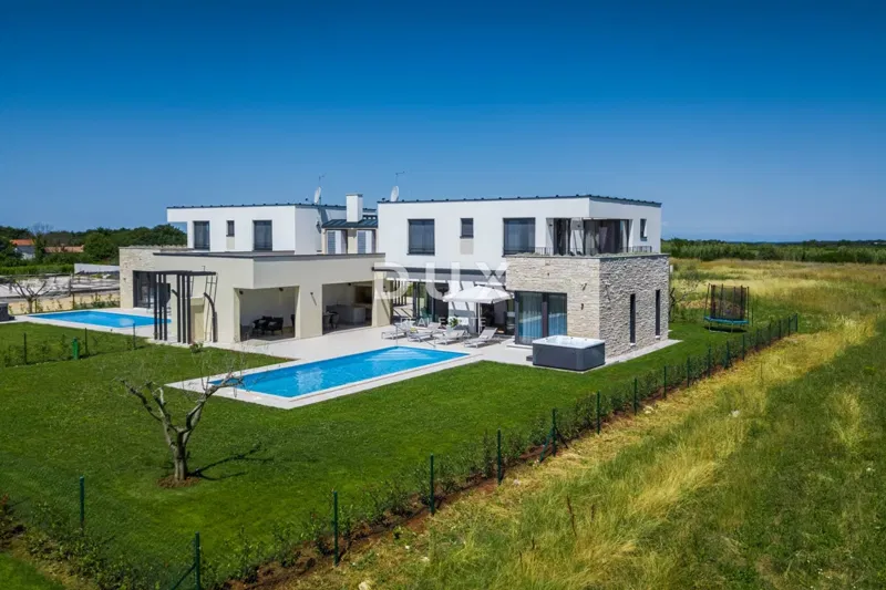 ISTRIA, BRTONIGLA – Two luxury villas with swimming pools in a peaceful setting – 2