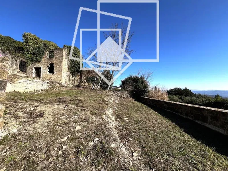 Građevinsko zemljište s kamenim kućama i panoramskim pogledom