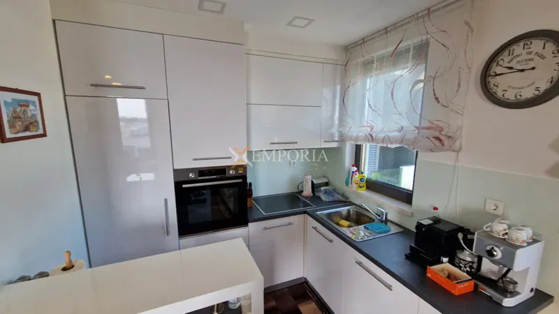 Nuova costruzione Zadar, Borik – appartamento arredato con garage e ascensore – 2