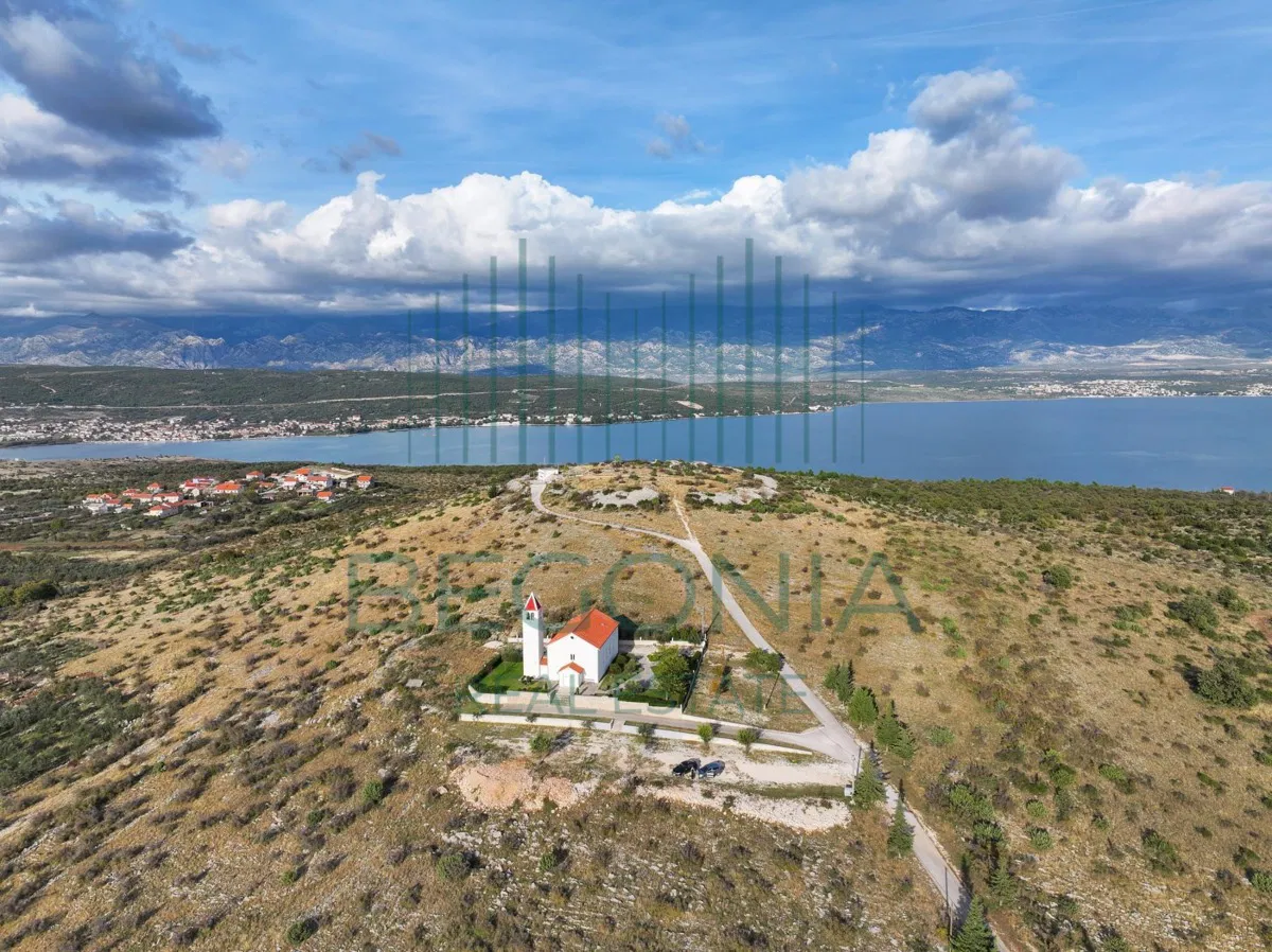 Građevinsko zemljište,950m2,pogled na Velebit, blizu plaže. Podgradina