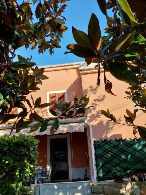 Detached house with two apartments, 350 m from the sea! – 2