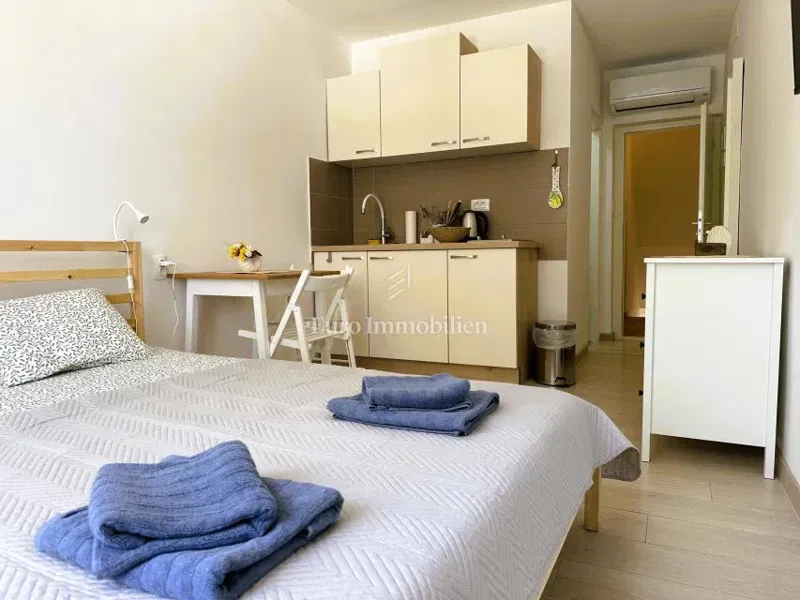 Casa ristrutturata con 5 unità, prima fila sul mare – 2