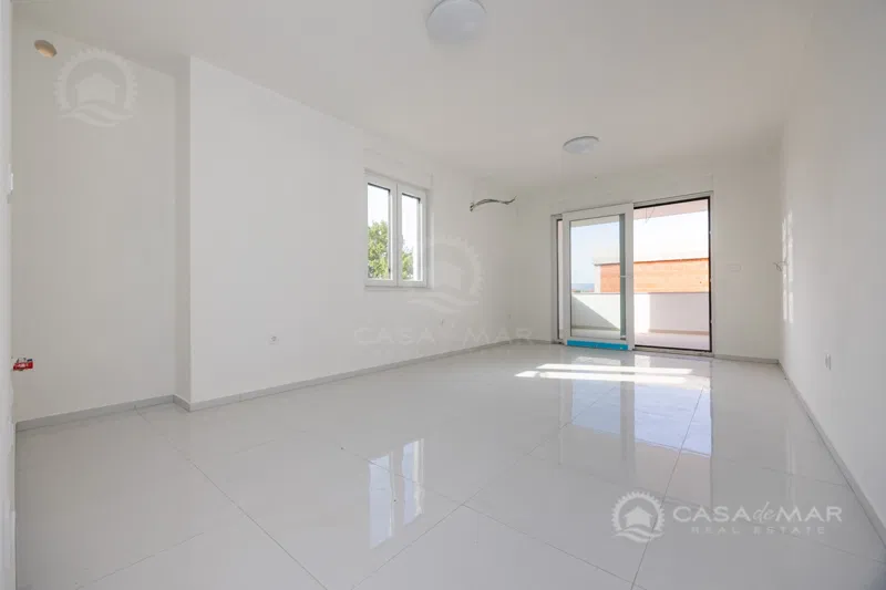 PRILIKA! Novogradnja Novi Vinodolski – Apartman u prizemlju s okućnicom, 2 parkirna mjesta! – 2