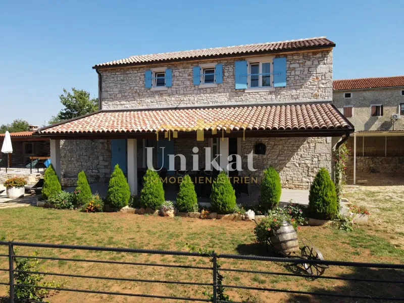 Tenuta con casa in pietra ristrutturata, giardino e piscina – 2