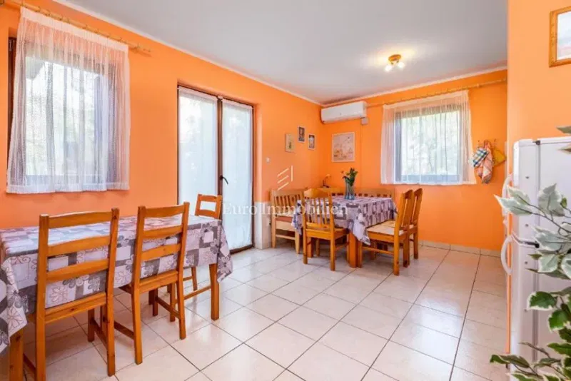 Ampio appartamento al piano terra con giardino curato – 2