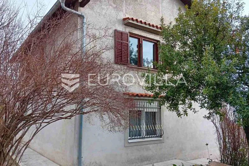 Kastav, kuća s okućnicom 820 m², samostojeća sa 3 stana, trosobna 90 m²