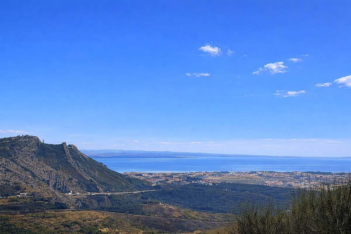 Građevinsko zemljište s pogledom na more i tvrđavu Klis