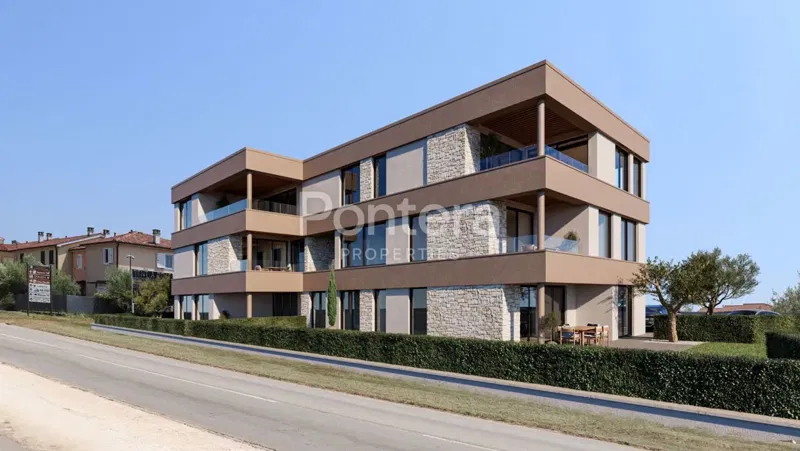 ISTRA, VABRIGA - Prizemni trosobni stan s vrtom 240 m² – novogradnja blizu mora – 2