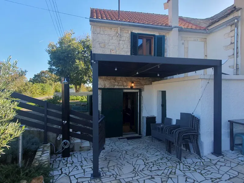 Zum Verkauf steht ein renoviertes, möbliertes istrisches Steinhaus mit 37 m² in Sveti Petar u Šumi (KO-123).