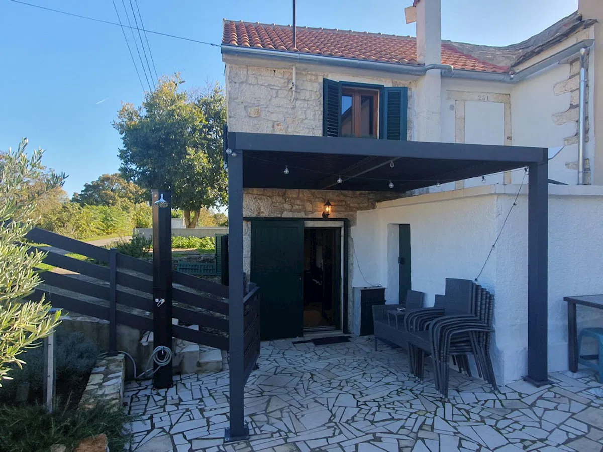 In vendita una casa in pietra istriana ristrutturata e arredata di 37 m² a Sveti Petar u Šumi (KO-123).