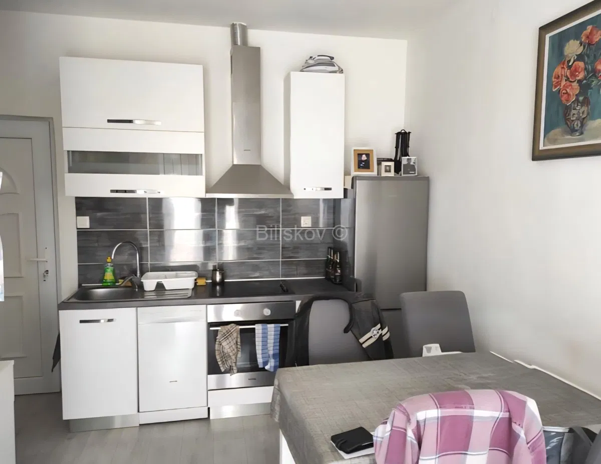 Dugi Rat, stan 30,50 m2 1. kat, pogled na more
