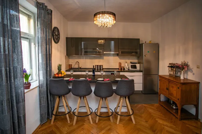 Two-bedroom apartment with garage and courtyard near the city center – 2