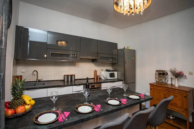 Two-bedroom apartment with garage and courtyard near the city center – 3