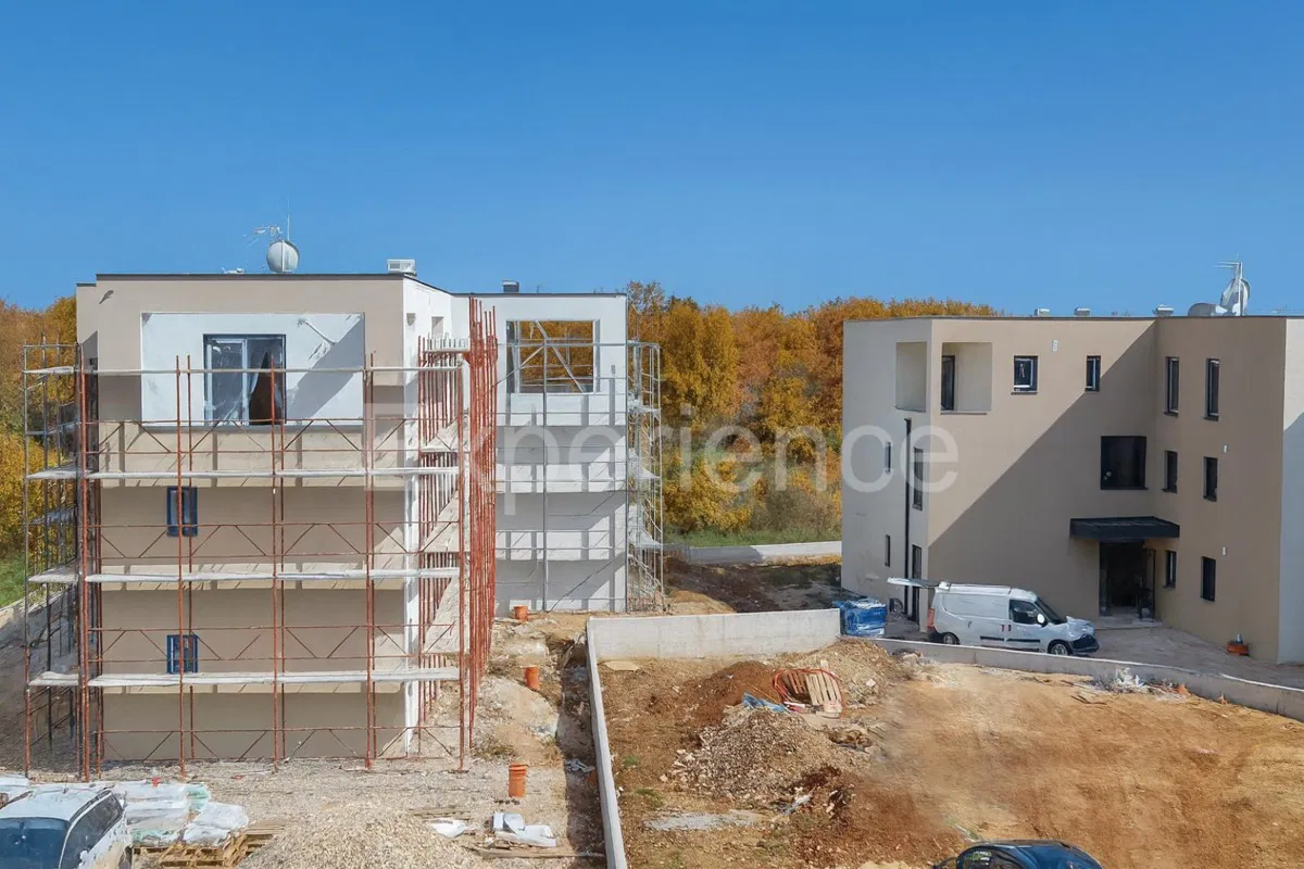 Poreč - cca. 1 km od mora - penthouse sa POGLEDOM NA MORE!