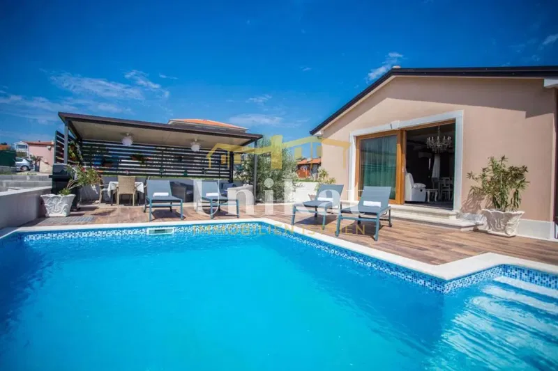 Nicely maintained single-story house on a large plot + possibility to build an additional structure – 3