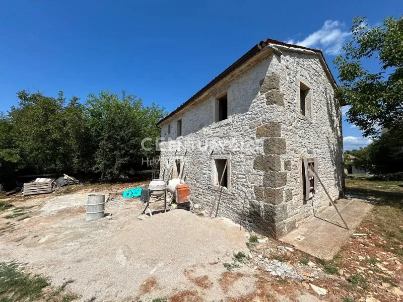 GROŽNJAN, DINTORNI, CASA IN PIETRA PARZIALMENTE RISTRUTTURATA – 2
