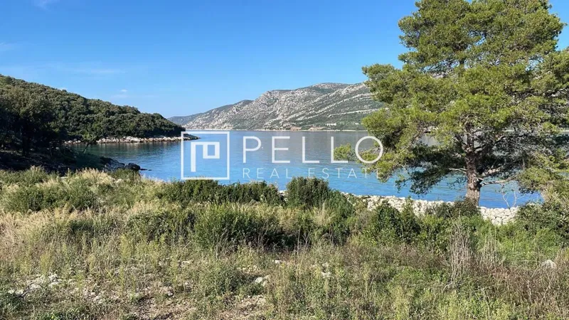 Korčula – osamljena uvala, zemljište uz plažu, prvi red do mora