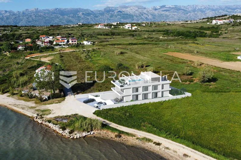 Luksuzni apartman s bazenom i vrtom, prvi red do mora, Rtina Ražanac, S1
