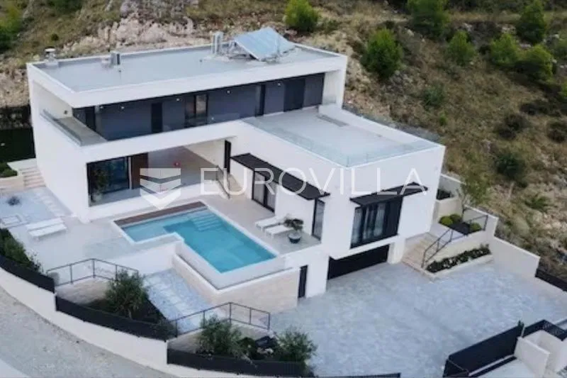 Klis iznad Splita vila s bazenom garažom te gostinjskom kućom i pogledom na more