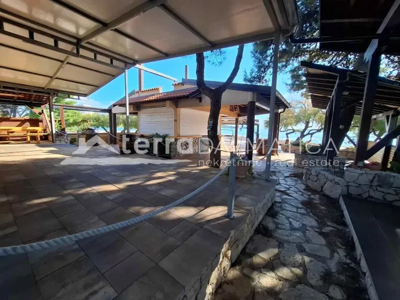 Uhodan restoran s beach barom - plaža, spreman za sezonu