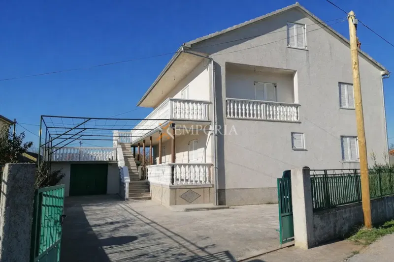 Ampia casa con giardino – Zemunik Donji