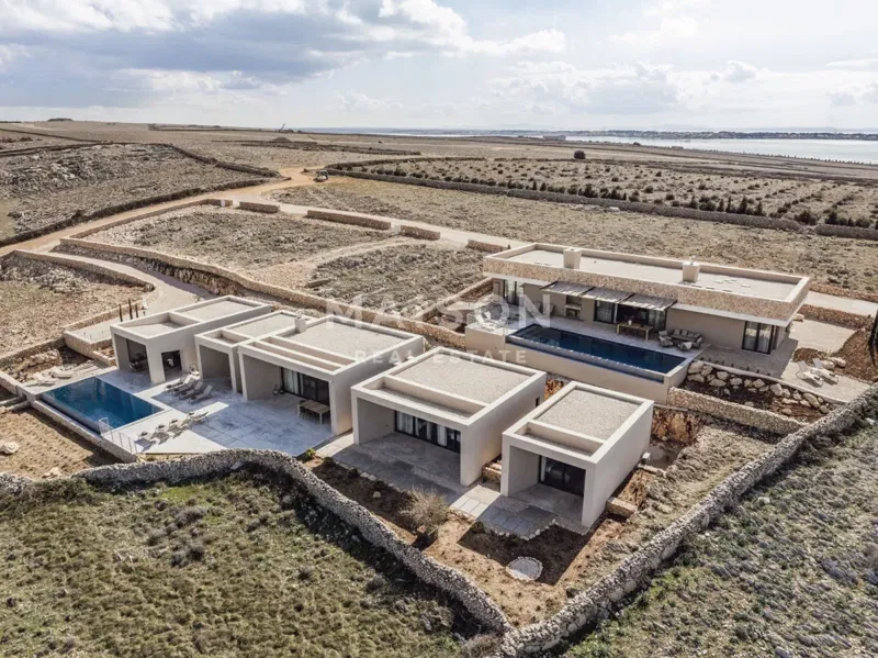 Egyedi Villa Saját Medencével Kiváló Elhelyezkedéssel – 2