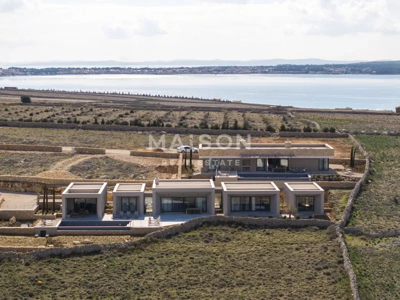 Egyedi Villa Saját Medencével Kiváló Elhelyezkedéssel – 3