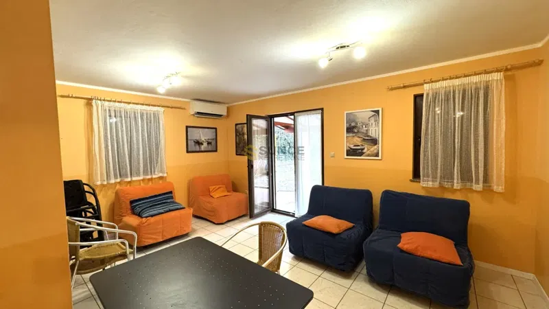 Appartamento ben arredato al piano terra a Baška, vicino al mare!