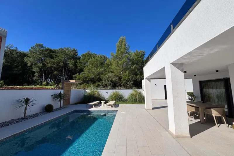 Villa di lusso con piscina in una zona tranquilla di Pola – 2