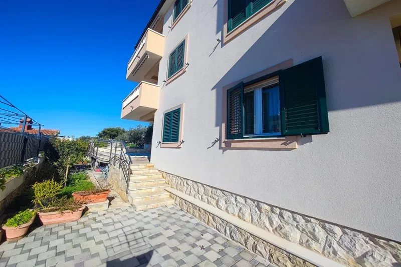 Apartment house with swimming pool and panoramic sea view – 3