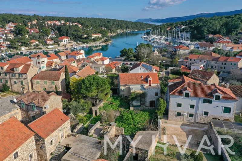 Kamena kuća s građevinskim zemljištem u Vrboskoj