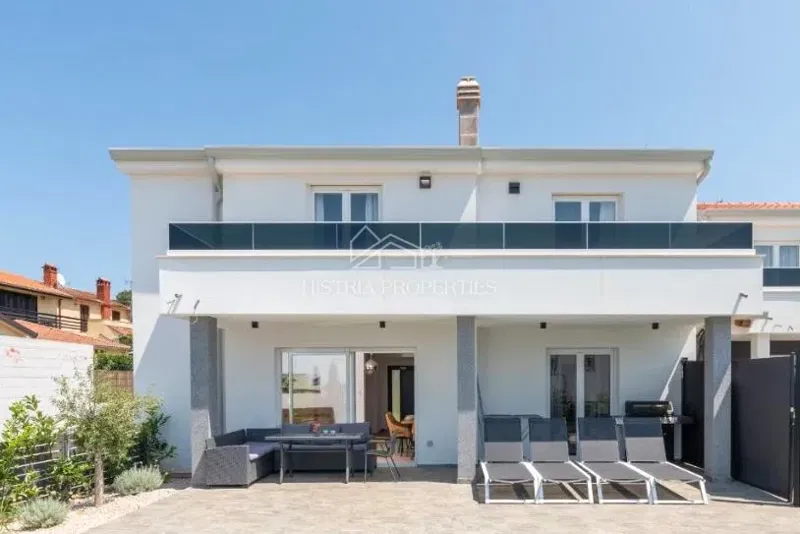 A semi-detached house with a swimming pool near the beach on the edge of an attractive village – 2