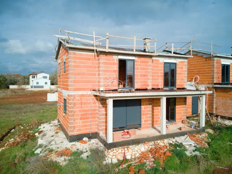 A semi-detached house with a swimming pool near the beach on the edge of an attractive village – 3