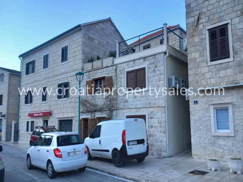 Brac, old stone house for sale, 295.000 € – 2