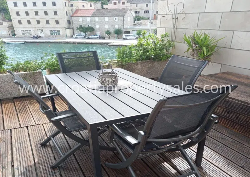 Brac, old stone house for sale, 295.000 € – 3