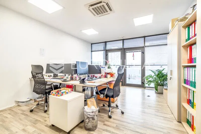 Zabok, poslovni prostor, 50 m² na atraktivnoj lokaciji