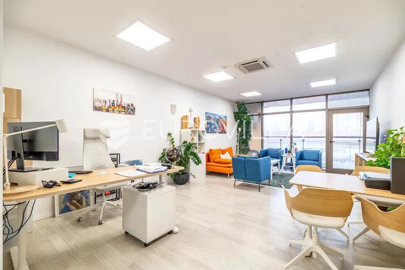 Zabok, poslovni prostor, 61 m² na atraktivnoj lokaciji