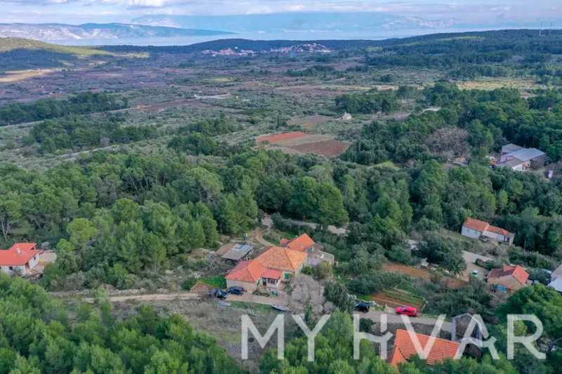 Građevinsko zemljište s kamenom kućicom