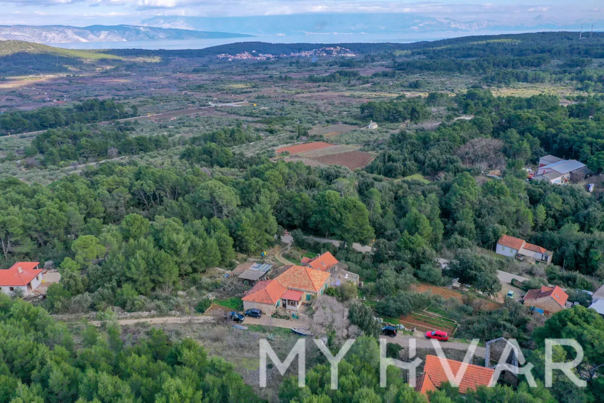 Građevinsko zemljište s kamenom kućicom