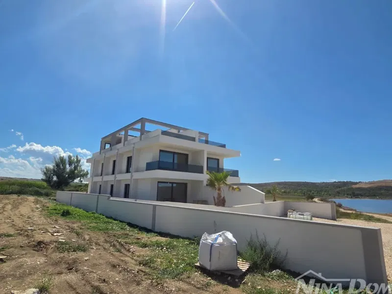 Novogradnja apartman u prizemlju s bazenom 1 red do mora