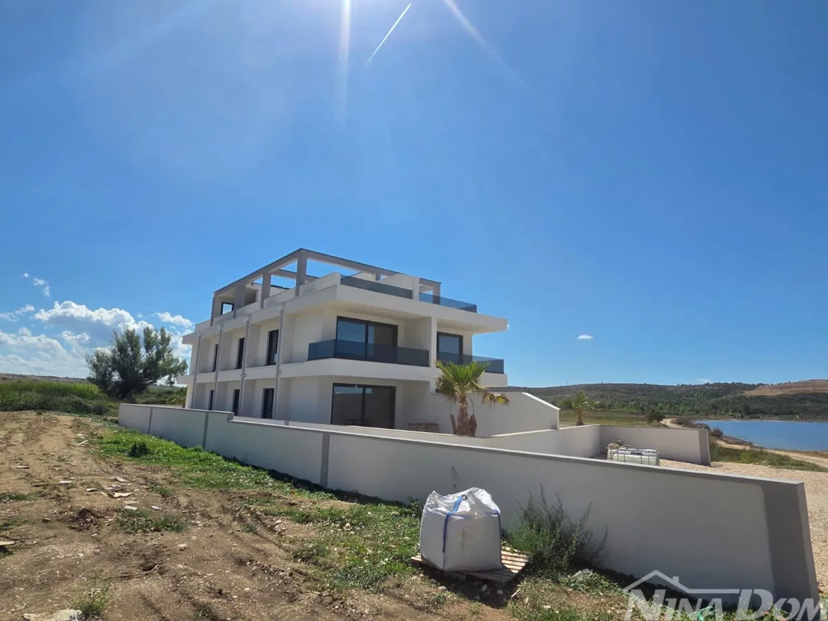 Novogradnja apartman u prizemlju s bazenom 1 red do mora