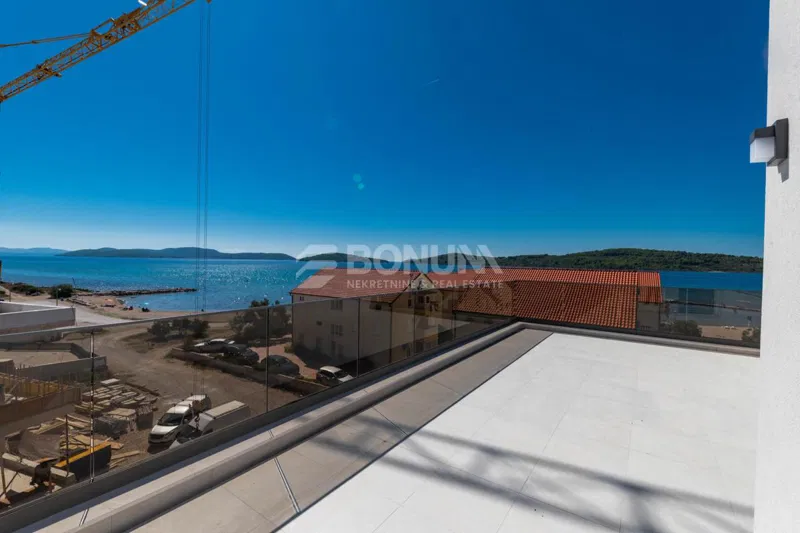 Ekskluziven penthouse s tremi spalnicami in strešno teraso, 50 m od morja – Srima pri Vodicah – 2