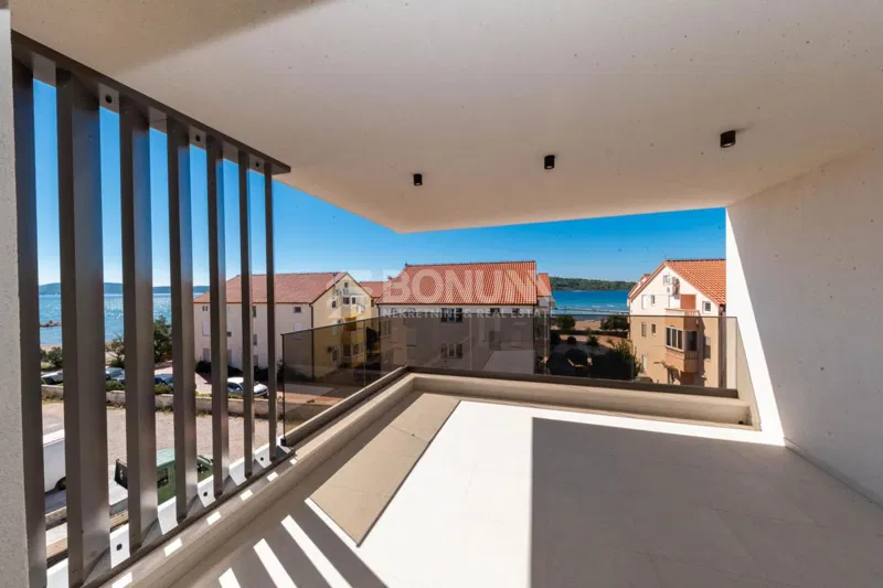 Ekskluziven penthouse s tremi spalnicami in strešno teraso, 50 m od morja – Srima pri Vodicah – 3