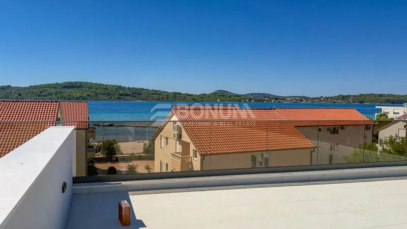 Luksuzen penthouse z veliko strešno teraso in panoramskim pogledom, 50 m od morja – Srima pri Vodicah – 2