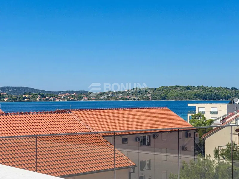 Luksuzen penthouse z veliko strešno teraso in panoramskim pogledom, 50 m od morja – Srima pri Vodicah – 3
