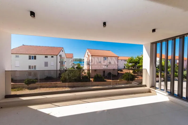Elegant First-Floor Apartment with Covered Terrace and Sea View, 50 m from the Beach – Srima near Vodice – 2