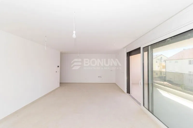 Eleganten apartma v 1. nadstropju s pokrito teraso in pogledom na morje, 50 m od plaže – Srima pri Vodicah – 3